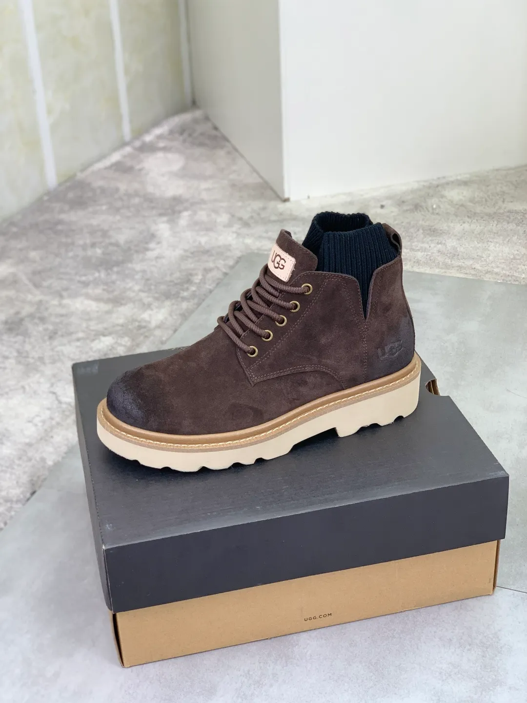 Men's men's shoes P620 New arrival🆕🆕🆕 IUGGI men's British retro Martin boots Winter new men's outdoor hiking boots First layer of cowhide on the outside Wool on the inside Comfortable and warm Rubber sole sole Non-slip and firm Trendy and fashionable Casual and versatile Size: 39-44 (customized for 45) Color: three colors